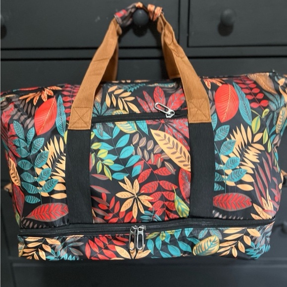 NWOT Travel Bag/ Duffle/ Weekender/ Gym Bag - Picture 4 of 6